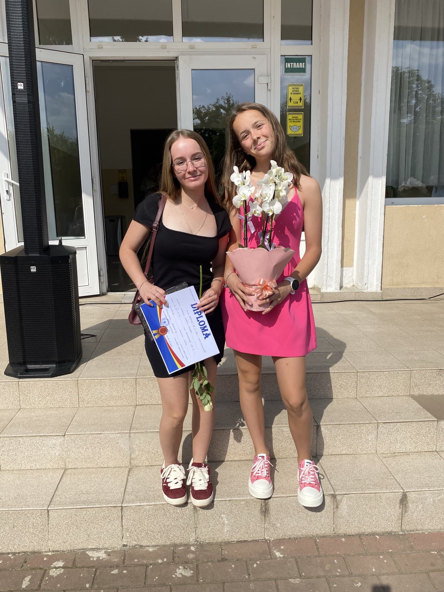 Ana la festivitatea de final de clasa a V-a, alături de o colegă