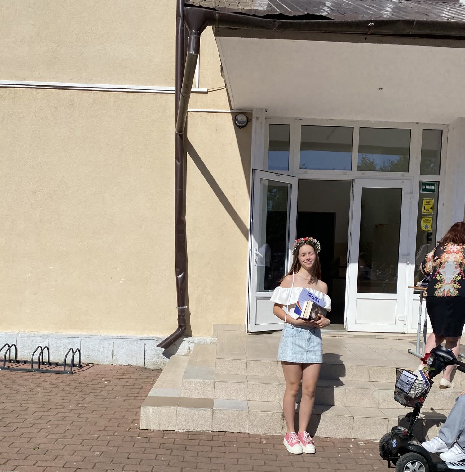 Ana cu diploma la festivitatea de final de clasa a VI-a