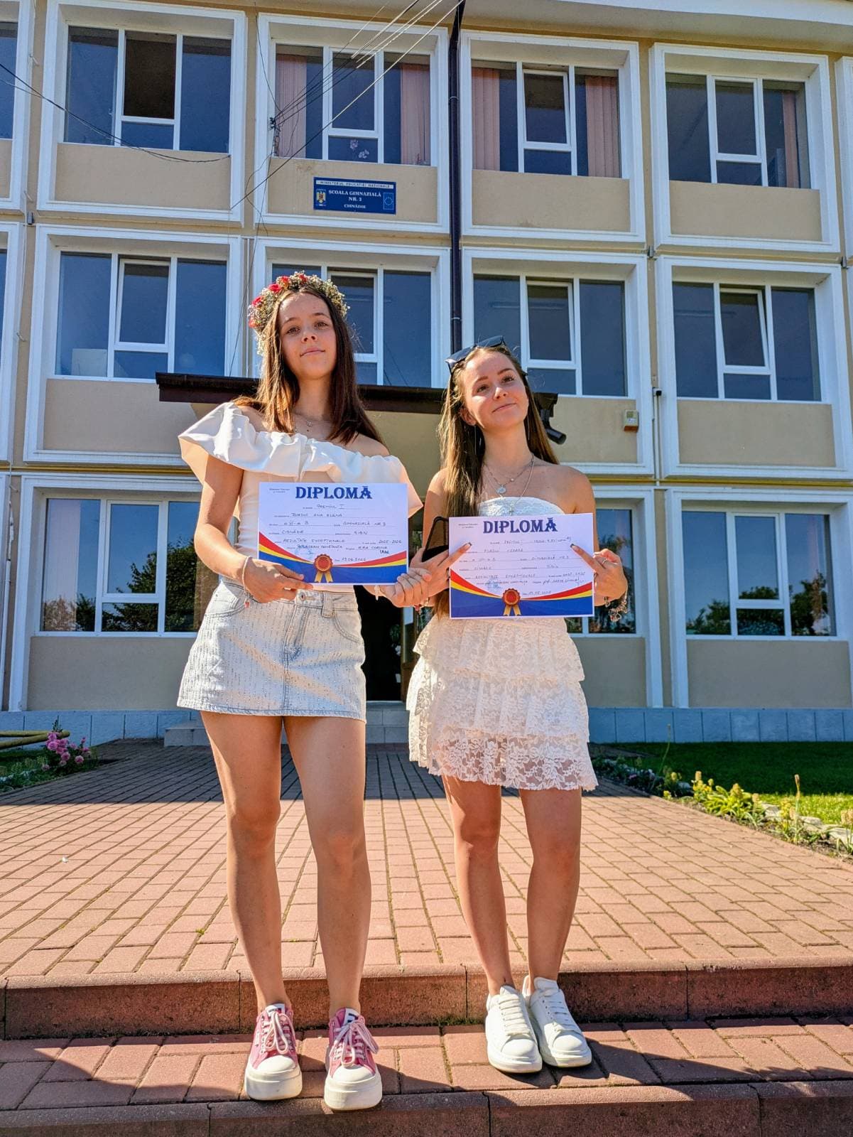Ana și o colegă cu diplomele la finalul clasei a VI-a
